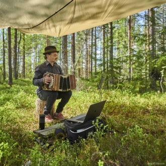 Philippe Ollivier bandonion in the Finnish forest